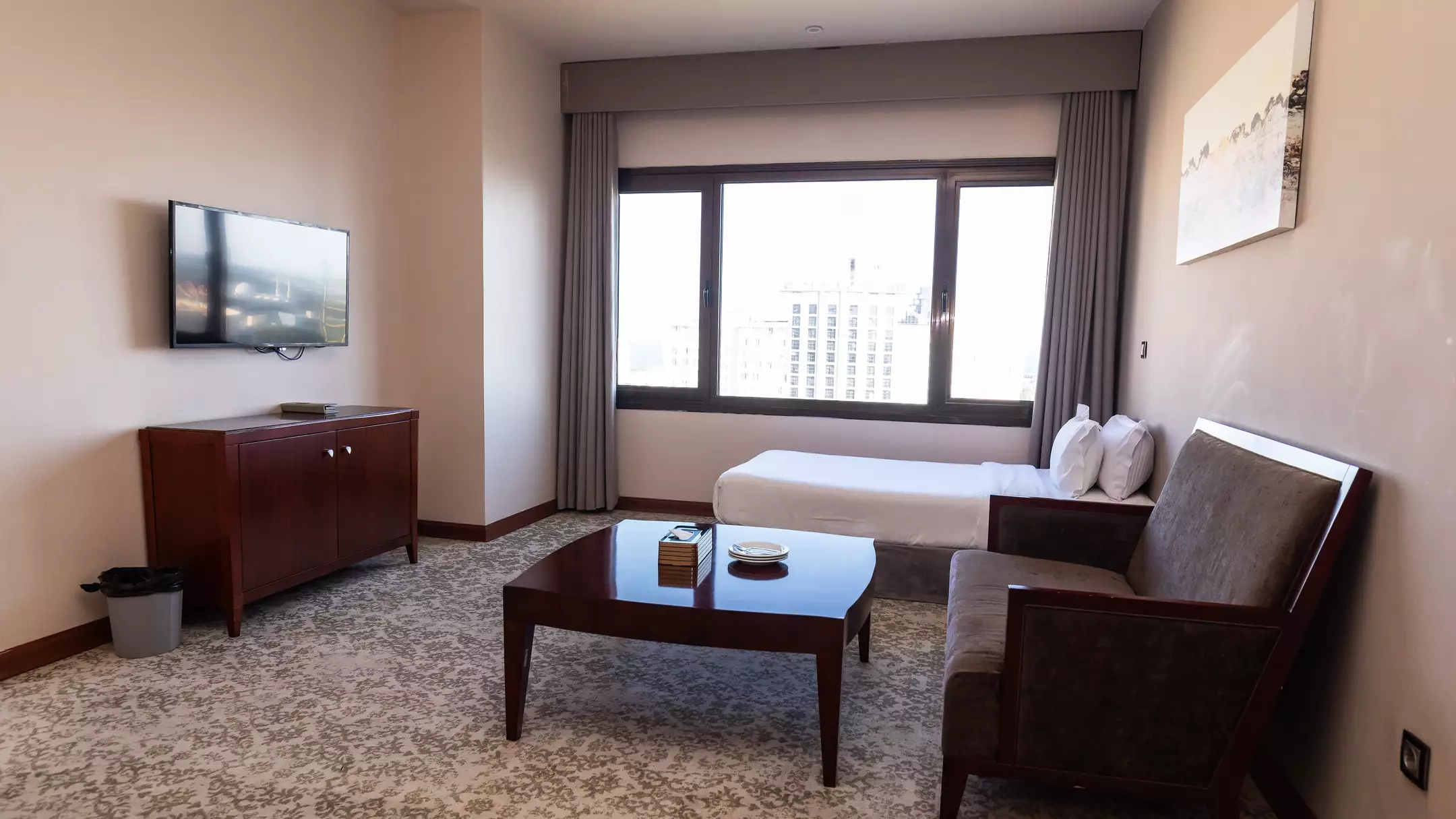 Alibaba https://cdn.alibaba.ir/ostorage/hotel-accommodation-images/67792cbe7e75320ec907fc26_هتل میراژ - سوییت جونیور سه تخته (1).webp